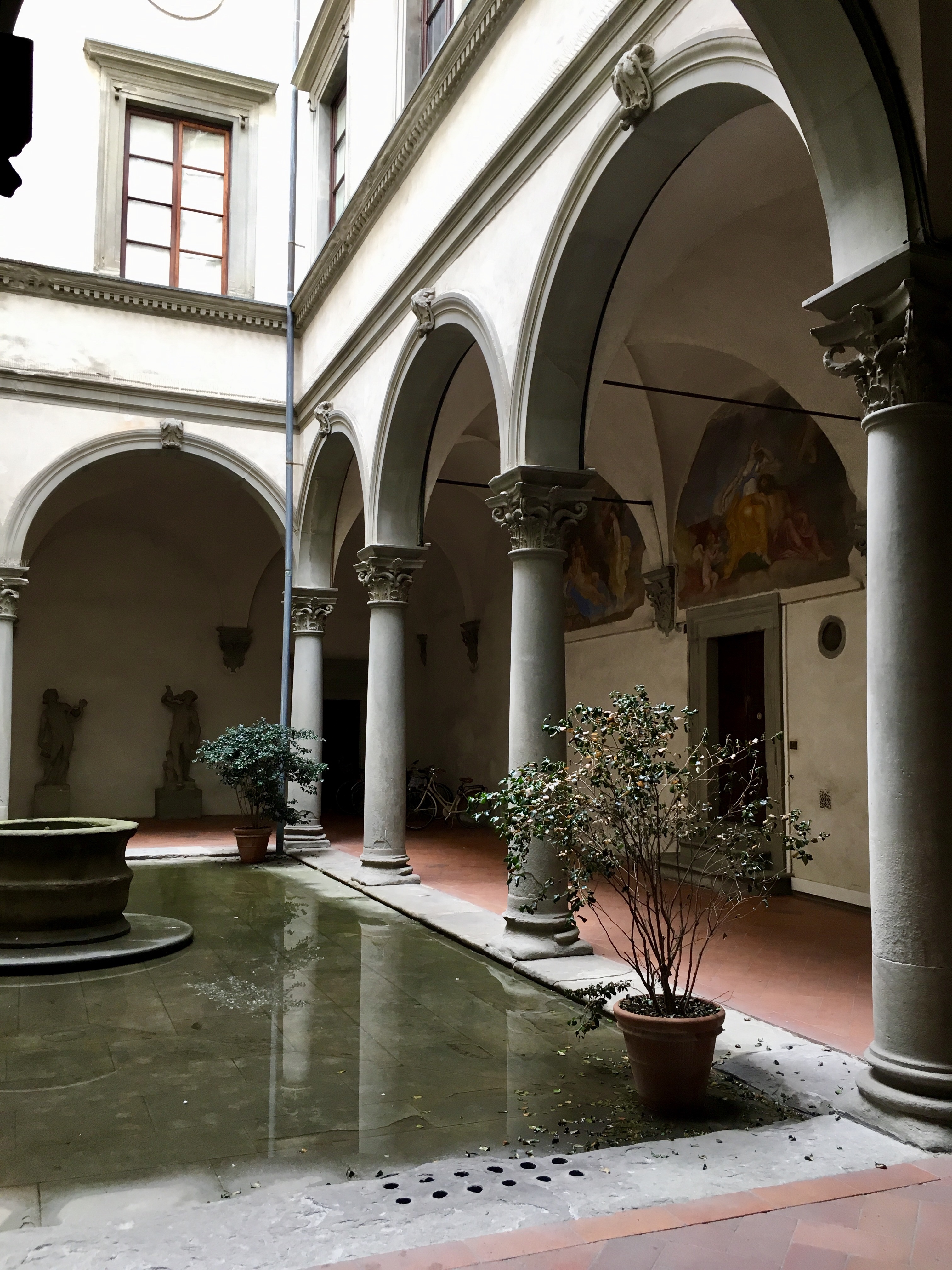 Courtyard leading to Aquaflor Firenze
