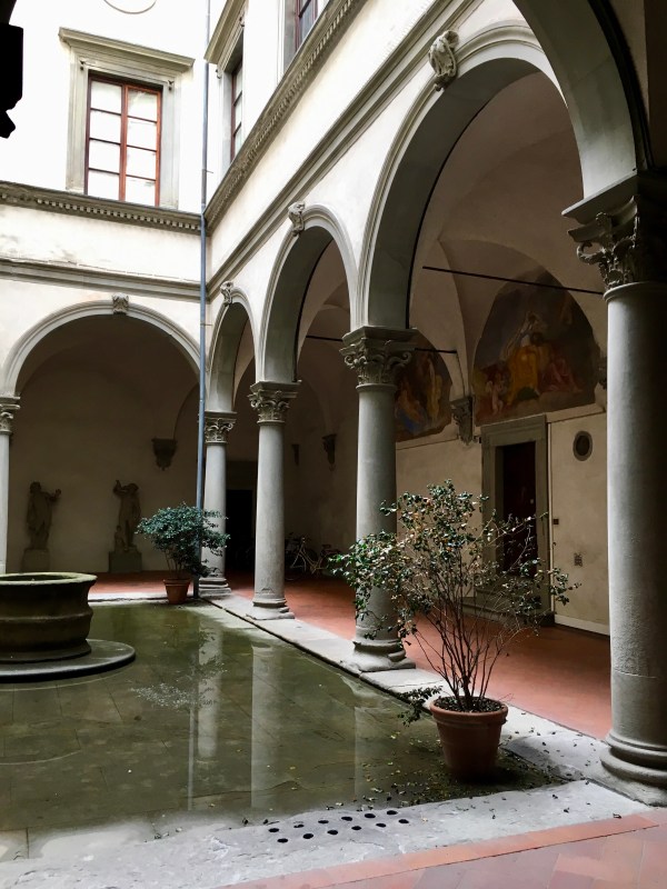 Courtyard leading to Aquaflor Firenze